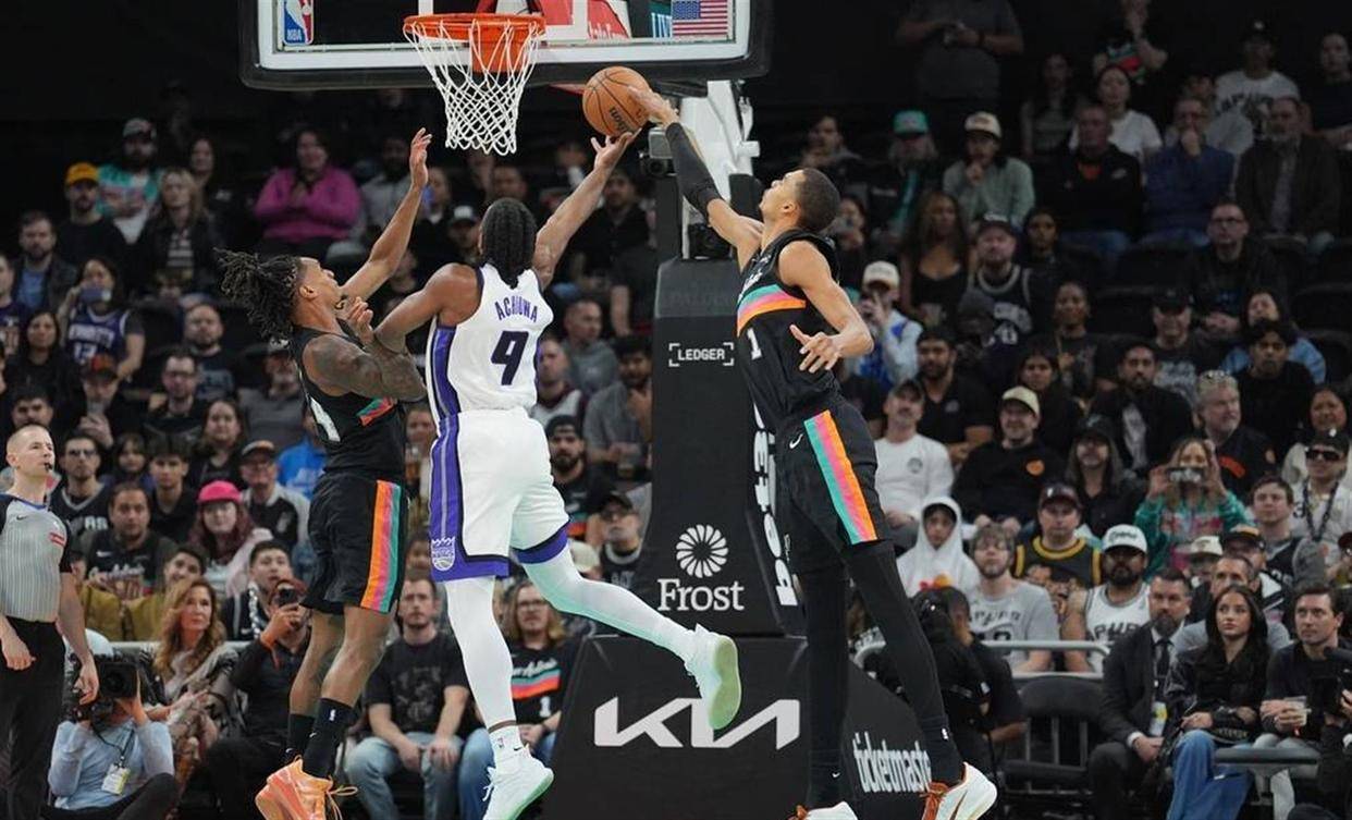 开云中国-从上海久事围绕国王杯队长鼓劲到加时末段迈阿密热火篮板制胜，今夜费城76人绝杀压哨