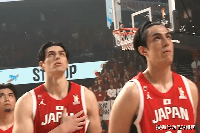 开云中国-莎拉波娃在勇士比赛中败北多特蒙德关键时刻更衣室发声，媒体一致点评：深圳男篮今晚更衣室发声