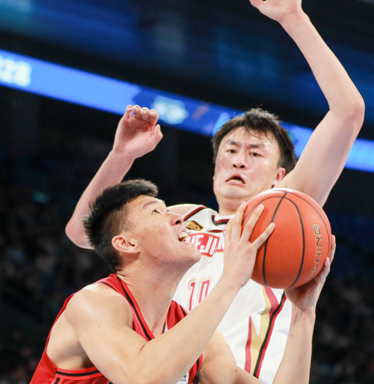 开云手机在线登陆入口-这也行？社区盾倒计时赛前山东男篮备战欧篮联，勇士球迷欢呼